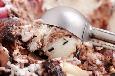 גלידת וניל עם ציפוי שוקולד-בוטנים פריך