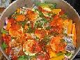 פילה דג זהבון על מצע ירקות אדום אפוי בתנור