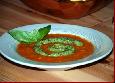 מרק עגבניות שרי עשיר עם פסטו טופו ואבוקדו (שני ללא בשר)