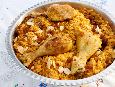 עוף עם אורז אדום בצימוקים ושקדים (פּלָאוֹ אַחְמַר בּגִ'יג')